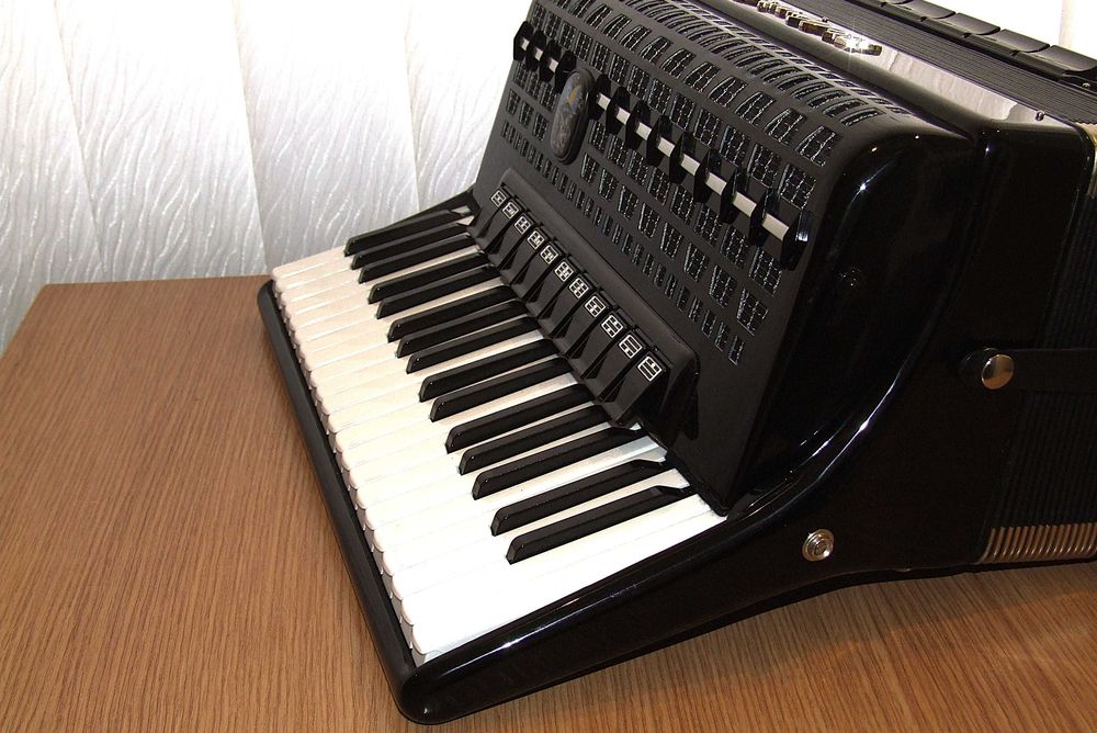 Acordeon Weltmeister Meteor, inclusiv valiza, Made in Germany, IMPECABIL