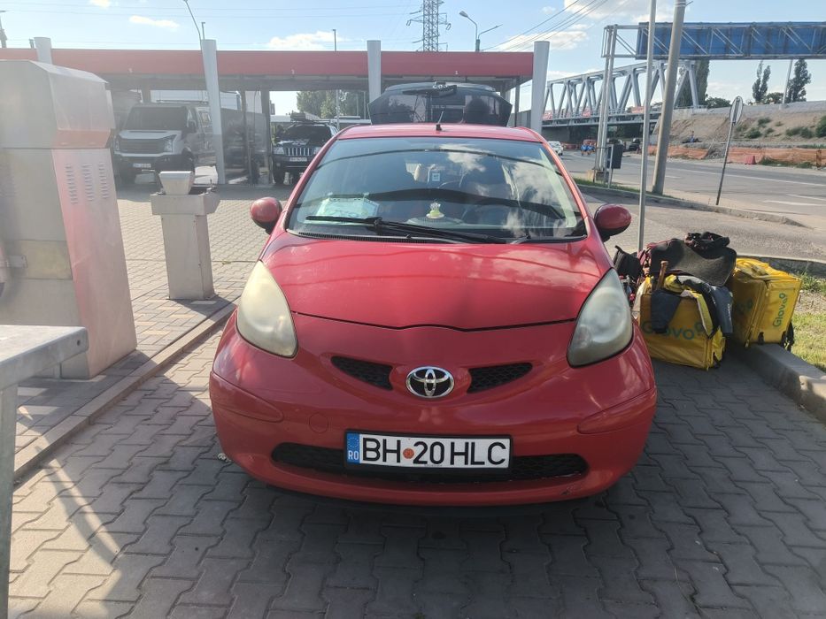 Vînd toyota aygo rosie