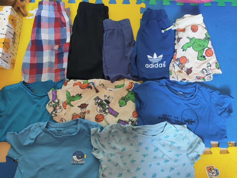 Lot haine pantaloni scurți și tricou mărimea 110- 116