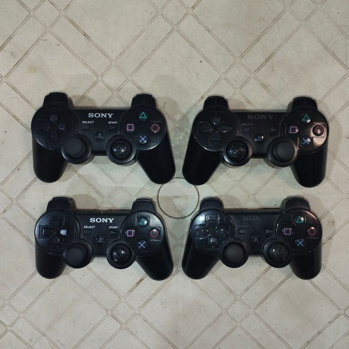 PS3 holati ideal. 4ta Joystick, 2 ta zaryadka kabeli bn.
Narxini keli