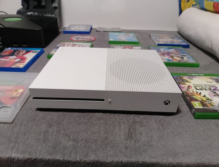 Vând console și jocuri video pentru doritori
