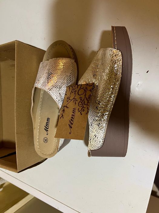 Vând saboți si papuci