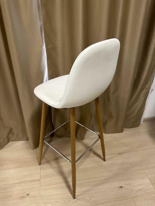 Бар стол – бяла изкуствена кожа