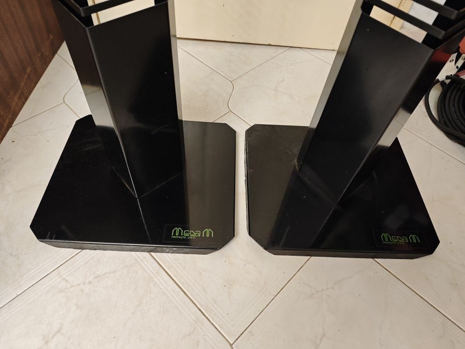 Поставки / стойки за CD дискове