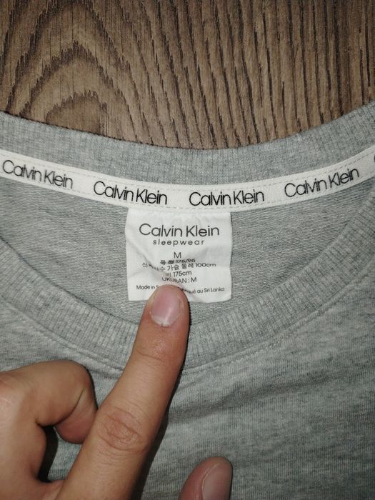 Сива блуза марката е calvin klein