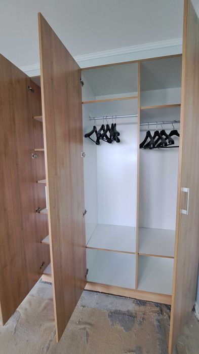 гардероби  на 2 и 3 врати  в отлично състояние