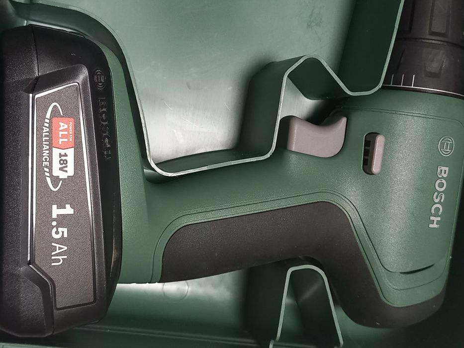 Mașina de insurubat si gaurit Bosch Universal Drill 18V