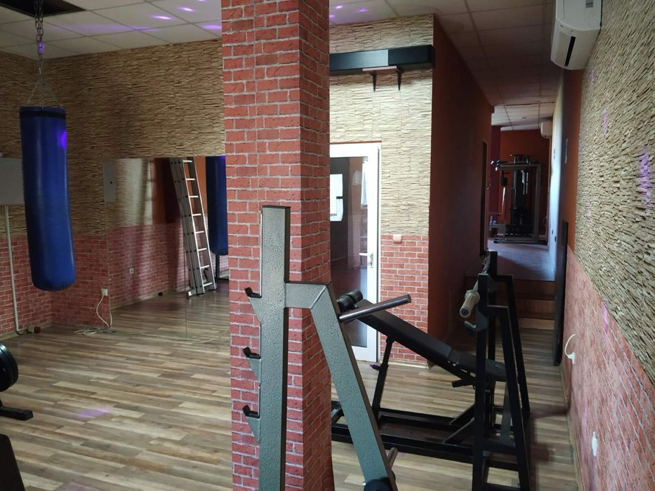 Продавам Фитнес / Бизнес + оборудване/