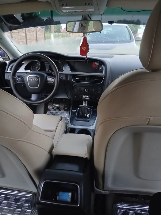 Vând Audi A5 2010