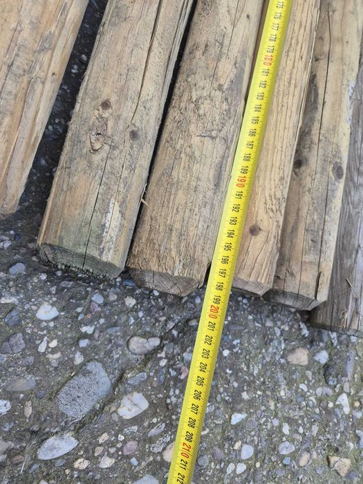 70 Stalpi lemn tratati, diametru 6-7 cm, lungime 2m, 17 lei/buc.