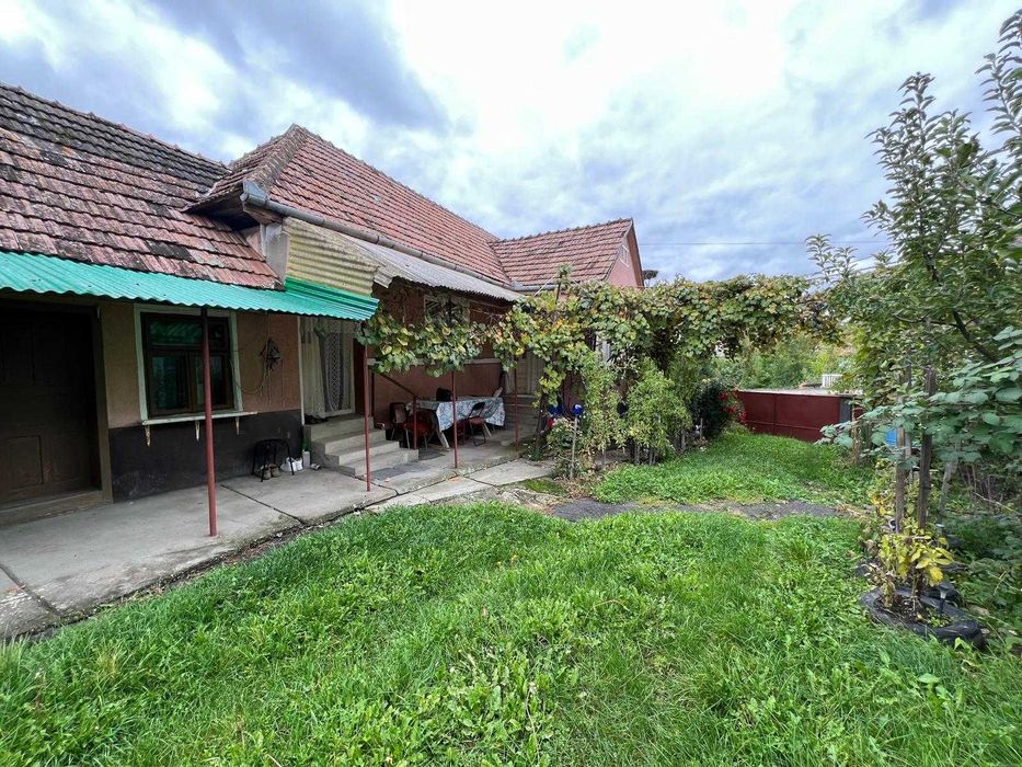 Casa la tara de vanzare.