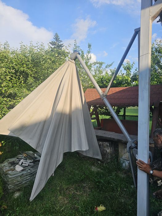 Umbrelă de grădină tip consolă, dimensiuni 3x3m