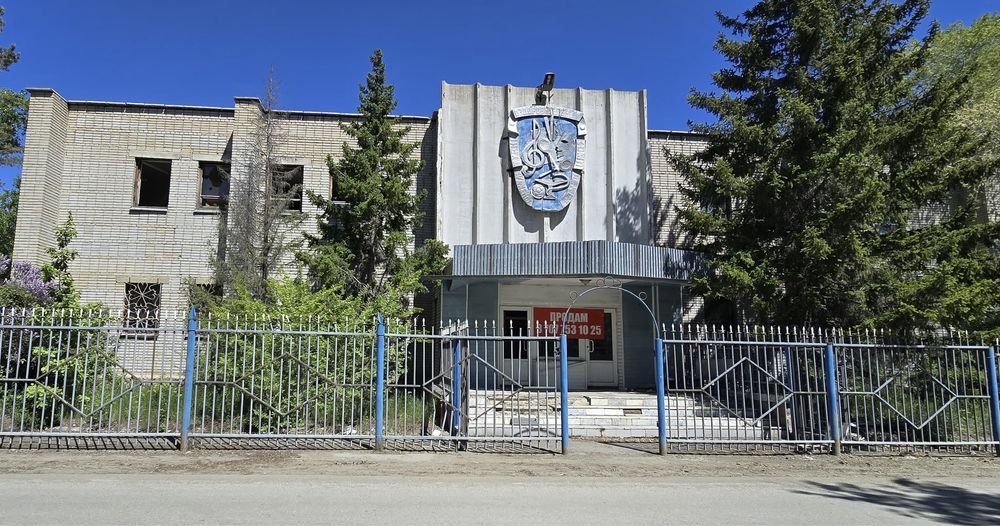 Здание с территорией