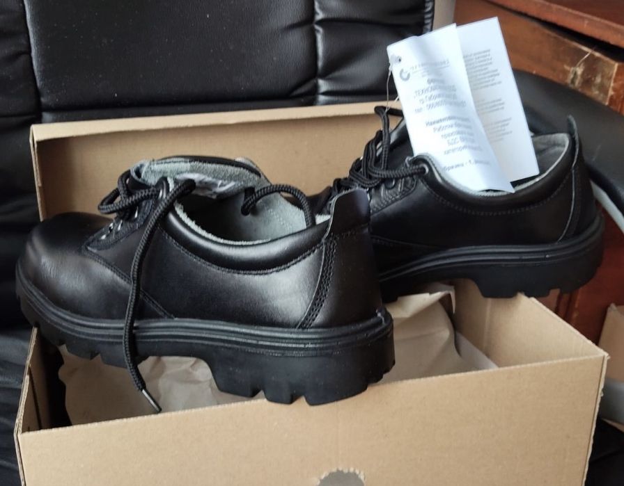 Продавам работни обувки