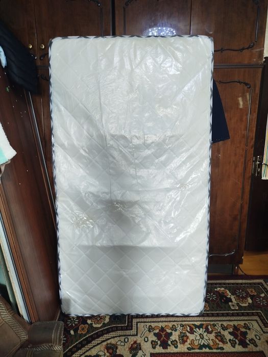 Matras yengide sarafani bor.