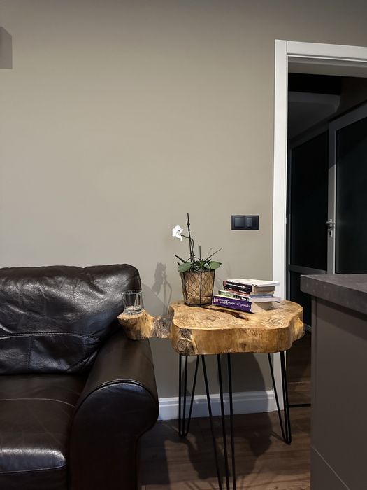 Холови маси с масивен плот с метални крака