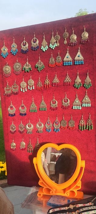 Sovungullar va zargarlik buyumlari sotiladi.