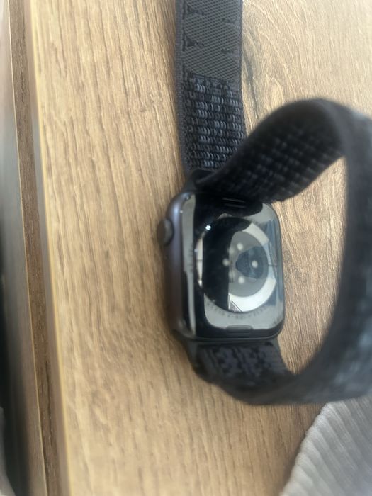 Продавам смарт часовник на apple