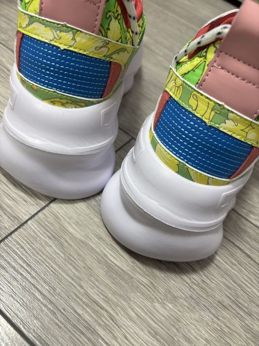 Versace chain reaction