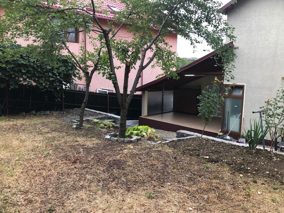 Închiriez Apartament cu 4 camere și curte