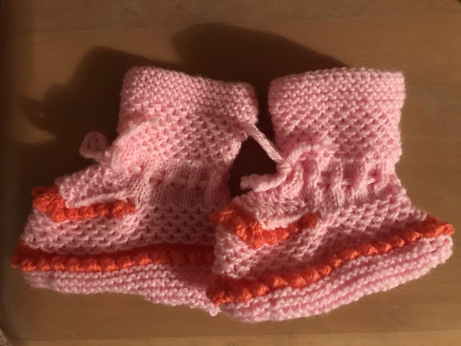 Бебешки ръчно плетени терлички