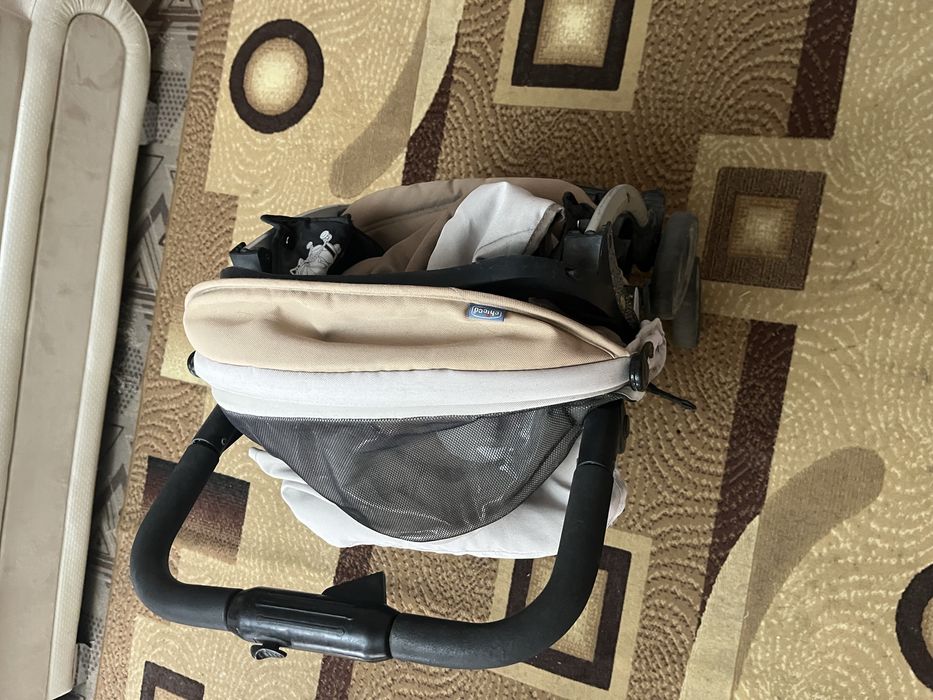 Продам коляску и стульчик для клрмления