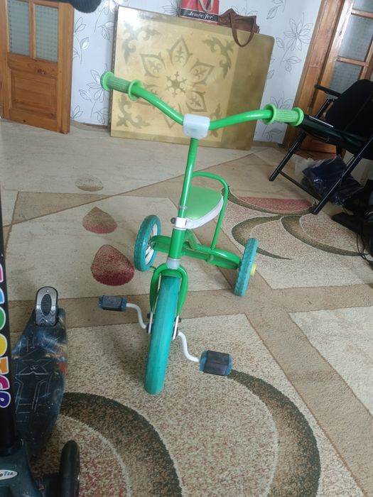 Детский самокат и велосипед