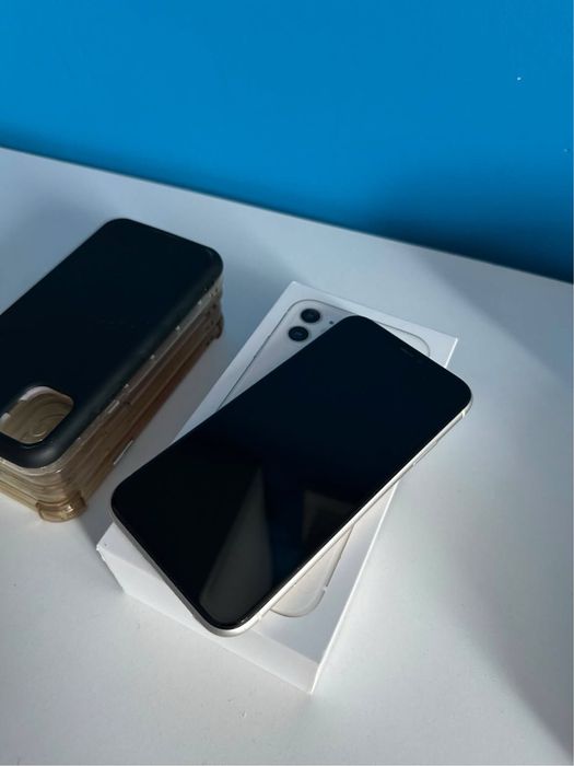 iPhone 11 White 64GB, 75% baterie + 5 huse incluse