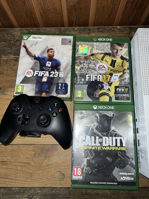 Xbox one s с 2 контролера и 3 игри работи перфектно изпращам с еконт