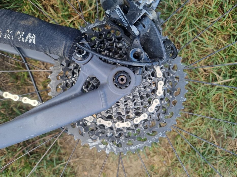 Vand bicicleta  full suspension .
[24.08, 21:50] Estera