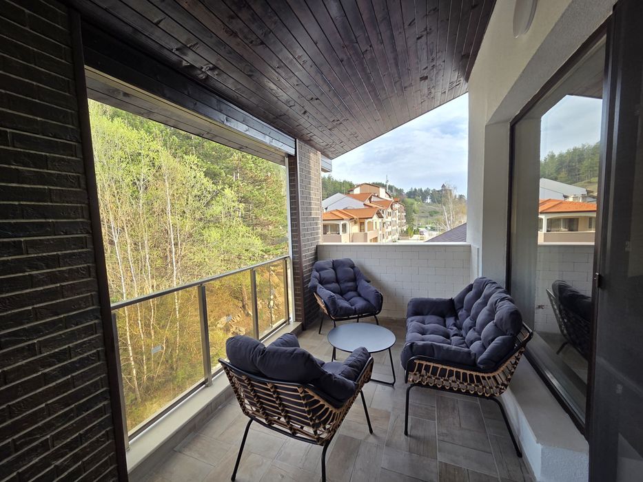 Продава  спешно чисто нов, луксозен мансарден четиристаен апартамент