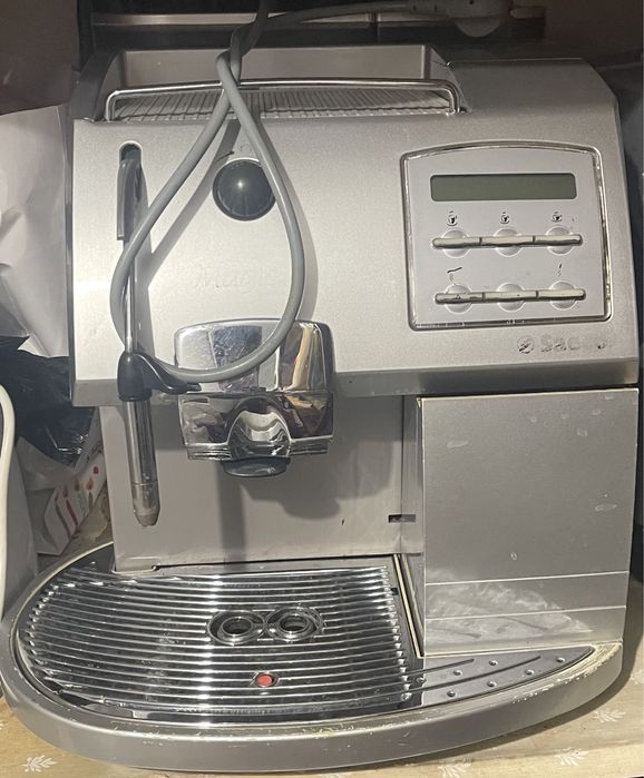 Vând aparat de cafea Saeco Magic comfort + (se scurge apa sub el)