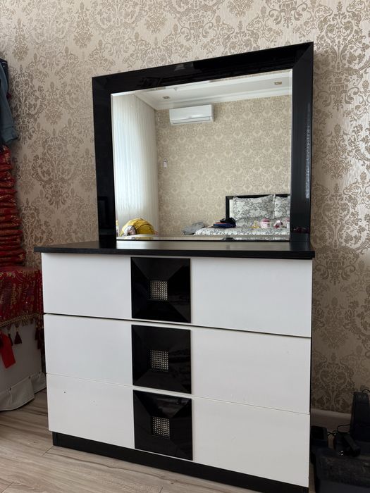 Комод с зеркалом