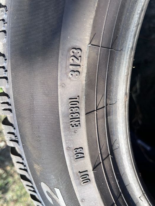 Продавам 2бр гуми 225/55R17 Pireli