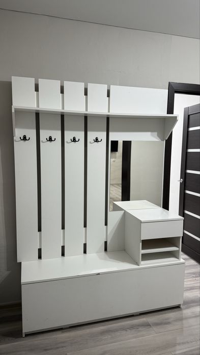 Продам прихожую с зеркалом