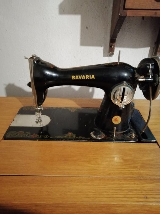 Стара работеща шевна машина и само плот за маса