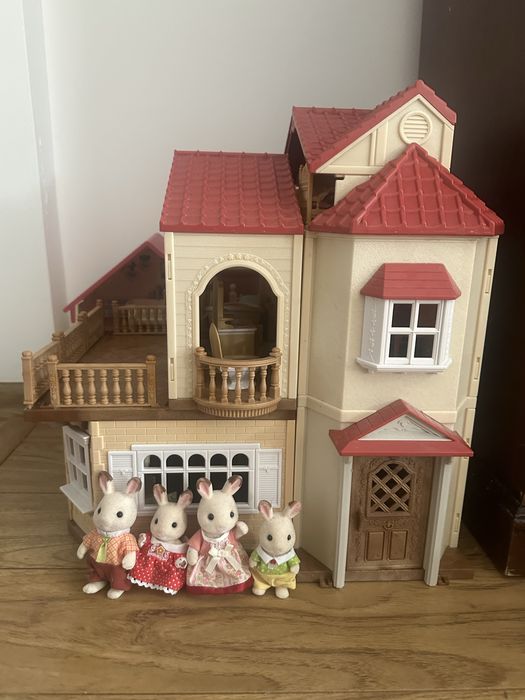 Sylvanian families/Callico critters casuta cu acoperis rosu mobilata cu familie de iepurasi ca si noua