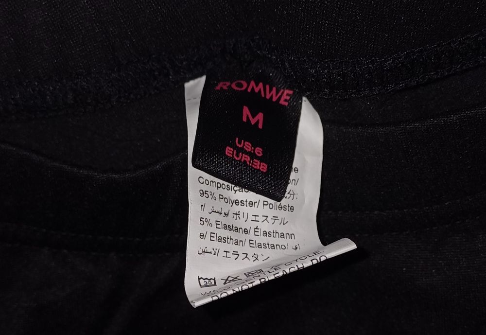 Pantaloni cu talie înaltă, evazați.