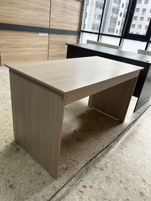 Столы , 2-темных,3- светлых срочно