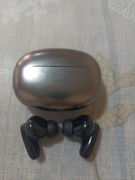 Без проводной наушник, отличного качества.