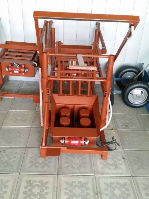 Станок для пескоблока.