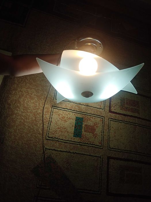 Люстра 3-х ламповая .