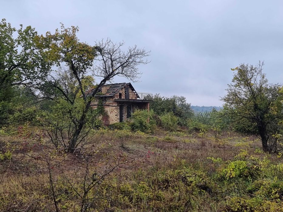 ДМ-443-Продава двуетажна тухлена вила в груб строеж и двор- 2000 кв.м.