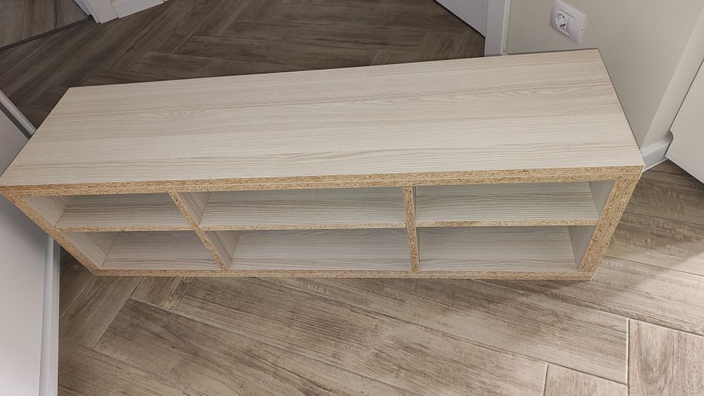 Comoda TV cu rafturi pentru sistem audio