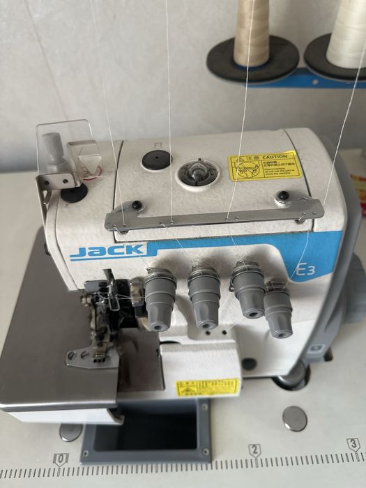 Продам оверлок Jack E3