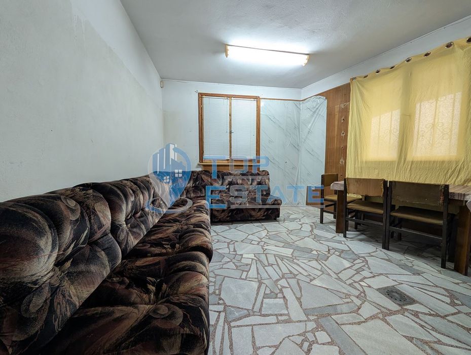 Едноетажна монолитна къща в центъра на град Златарица