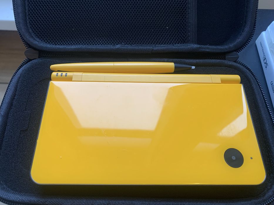 Nintendo DSi XL с много игри.