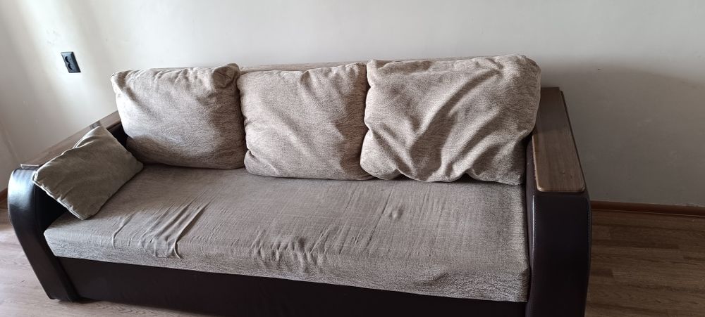 Диван раскладной с тремя подушками