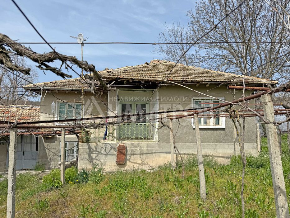 Продава автентична селска къща с кладенец в с. Памукчии, общ. Нови пазар (обл. Шумен).