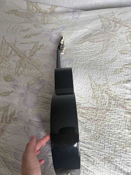 Продается хорошая гитара, практически новая.